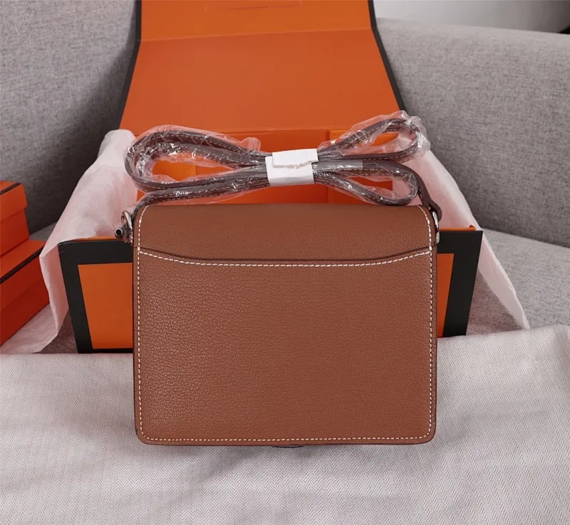 All Categories Official Website "Brand Women's Bags" Women's Bags 💙 Hermes Small Size 58002600 Large Size 58002800 Hermes Yang Mi's same style pig nose is available for sale now. It is so beautiful in person that it refuses huge profits. The lines are clear. The leather is comfortable original leather, with a fashionable pig nose-shaped buckle. The stitching is neat and fine, and the oil edge can only appear after repeated repetitions.