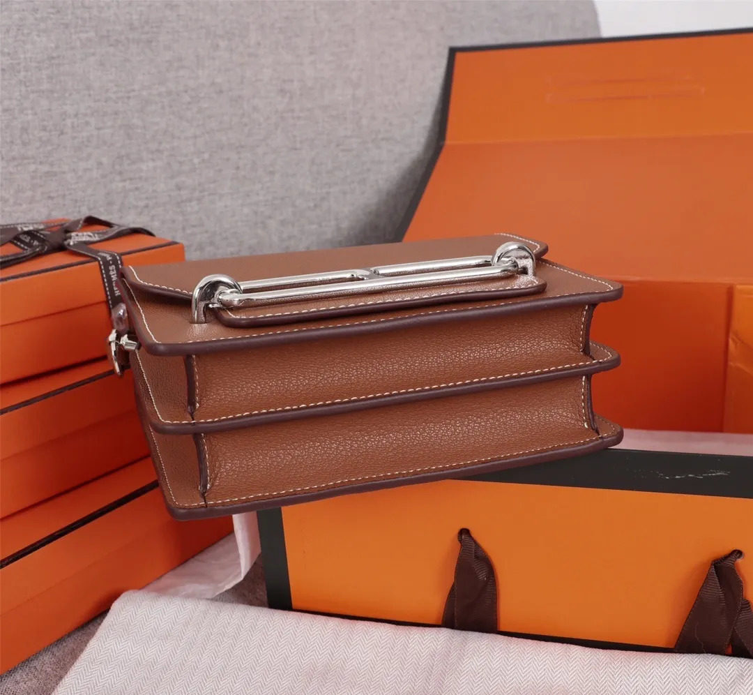All Categories Official Website "Brand Women's Bags" Women's Bags 💙 Hermes Small Size 58002600 Large Size 58002800 Hermes Yang Mi's same style pig nose is available for sale now. It is so beautiful in person that it refuses huge profits. The lines are clear. The leather is comfortable original leather, with a fashionable pig nose-shaped buckle. The stitching is neat and fine, and the oil edge can only appear after repeated repetitions.