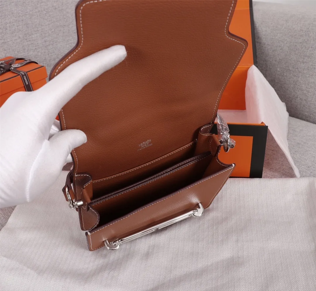 All Categories Official Website "Brand Women's Bags" Women's Bags 💙 Hermes Small Size 58002600 Large Size 58002800 Hermes Yang Mi's same style pig nose is available for sale now. It is so beautiful in person that it refuses huge profits. The lines are clear. The leather is comfortable original leather, with a fashionable pig nose-shaped buckle. The stitching is neat and fine, and the oil edge can only appear after repeated repetitions.
