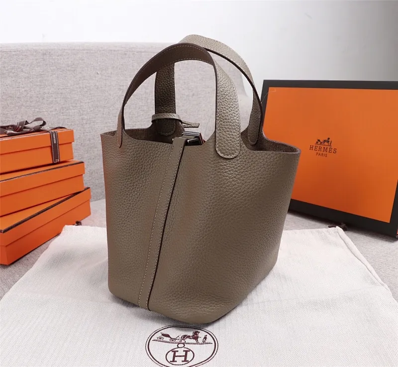 All Categories Official Website "Brand Women's Bags" Women's Bags 💙 Hermes Small Size 58002300 Large Size 58002500 We are all repeat customers. If you can only bring one bag when traveling, it must be the Hermès vegetable basket picotin... Reason: ️The bag shape is casual and elegant, and it can be easily matched with many clothes worn when traveling.