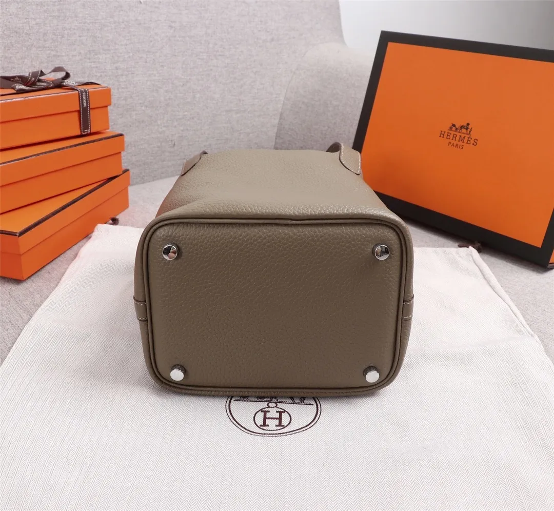 All Categories Official Website "Brand Women's Bags" Women's Bags 💙 Hermes Small Size 58002300 Large Size 58002500 We are all repeat customers. If you can only bring one bag when traveling, it must be the Hermès vegetable basket picotin... Reason: ️The bag shape is casual and elegant, and it can be easily matched with many clothes worn when traveling.