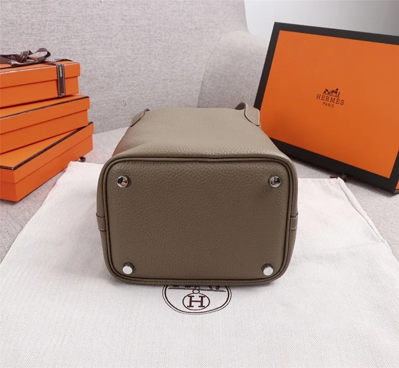 All Categories Official Website "Brand Women's Bags" Women's Bags 💙 Hermes Small Size 58002300 Large Size 58002500 We are all repeat customers. If you can only bring one bag when traveling, it must be the Hermès vegetable basket picotin... Reason: ️The bag shape is casual and elegant, and it can be easily matched with many clothes worn when traveling.