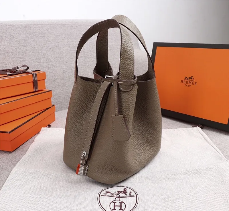 All Categories Official Website "Brand Women's Bags" Women's Bags 💙 Hermes Small Size 58002300 Large Size 58002500 We are all repeat customers. If you can only bring one bag when traveling, it must be the Hermès vegetable basket picotin... Reason: ️The bag shape is casual and elegant, and it can be easily matched with many clothes worn when traveling.