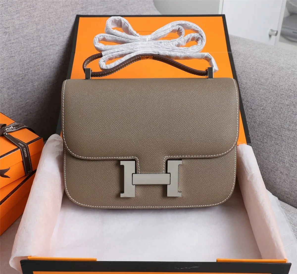 All categories Official website "Brand Women's Bags" Women's bags 💙 Hermes Hermès Made in France Large size 58002800 Small size 58002600 constance stewardess bag ☣️Genuine epsom leather pure steel silver-plated buckle Genuine leather source super good feel Accessories stainless steel laser logo perfect flip arc and three-dimensionality