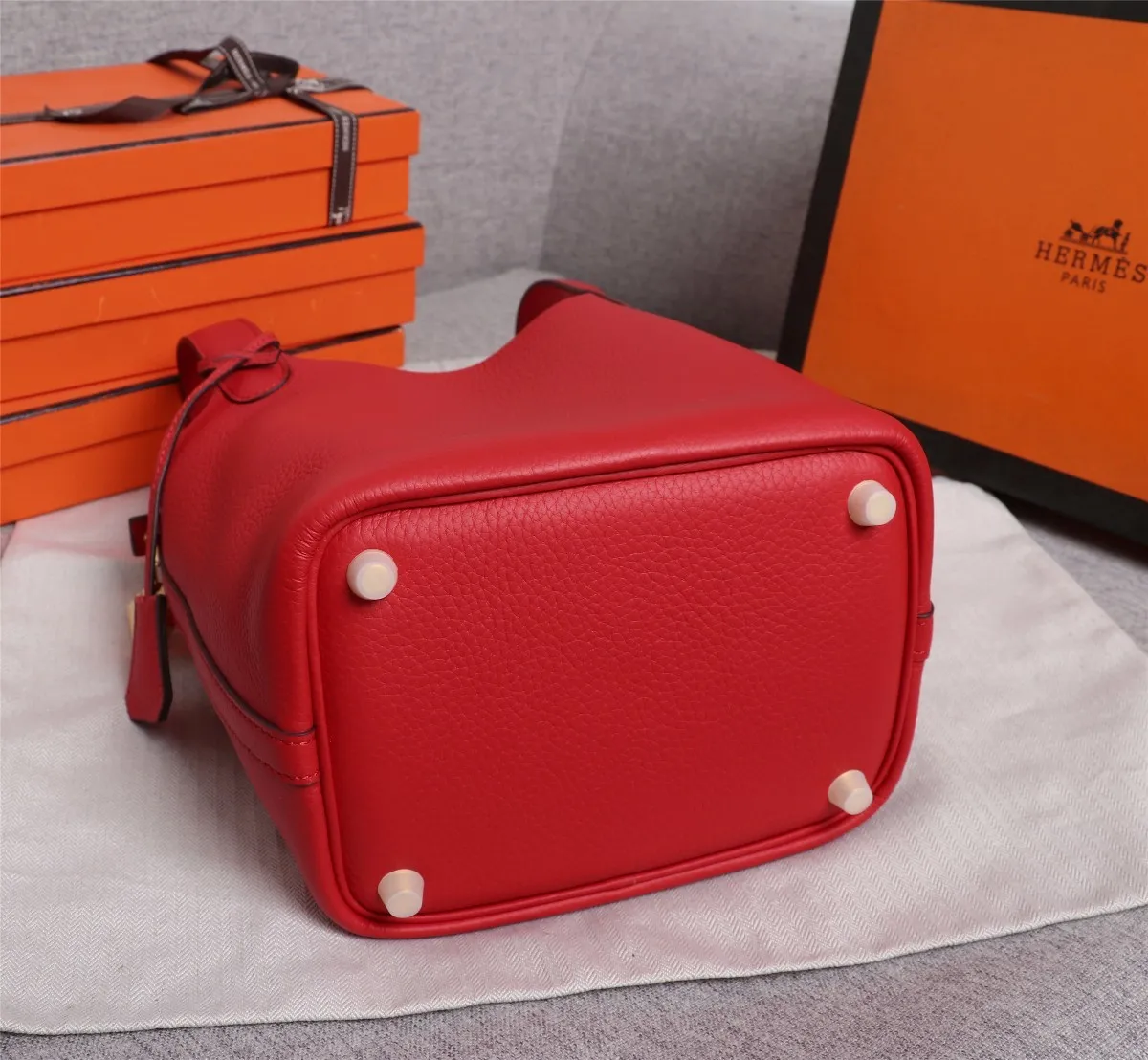 All Categories Official Website "Brand Women's Bags" Women's Bags 💙 Hermes Small Size 58002400 Large Size 58002600 We are all repeat customers. If you can only bring one bag when traveling, it must be the Hermès vegetable basket picotin... Reason: ️The bag shape is casual and elegant, and it can be easily matched with many clothes worn when traveling.