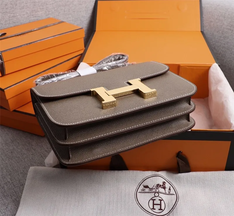 All categories Official website "Brand Women's Bags" Women's bags 💙 Hermes Hermès Made in France Large size 58002800 Small size 58002600 constance stewardess bag ☣️Genuine epsom leather pure steel silver-plated buckle Genuine leather source super good feel Accessories stainless steel laser logo perfect flip arc and three-dimensionality
