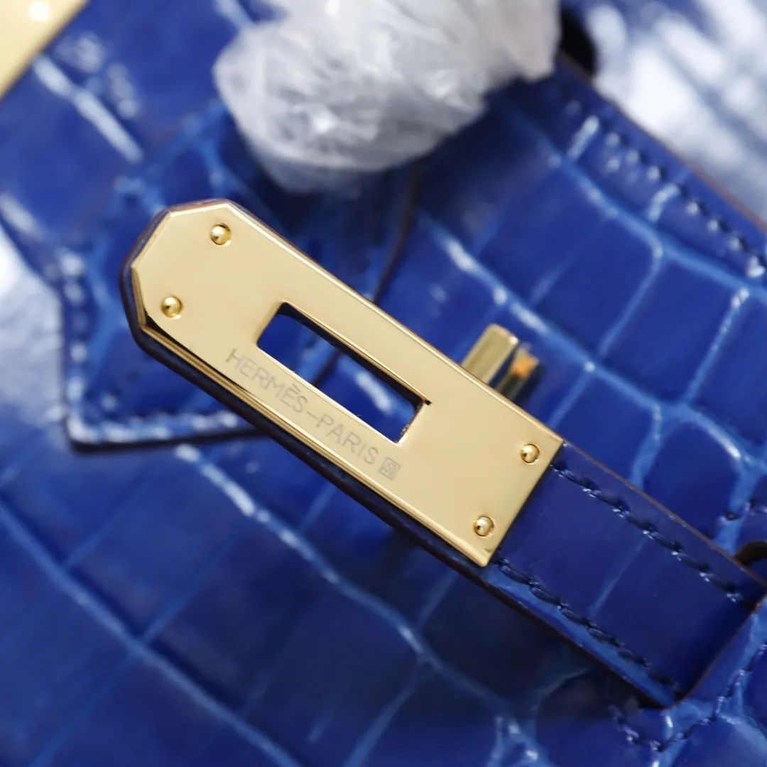 All Categories Official Website "Brand Women's Bags" Women's Bags 💙 Hermes (original order, new background) Hermes H Birkin glossy crocodile CK67 Vert Fonce 30cm 58004500 35cm 58004700 The most beautiful and classic high-gloss crocodile pattern among the favorites! Unique texture, pure steel