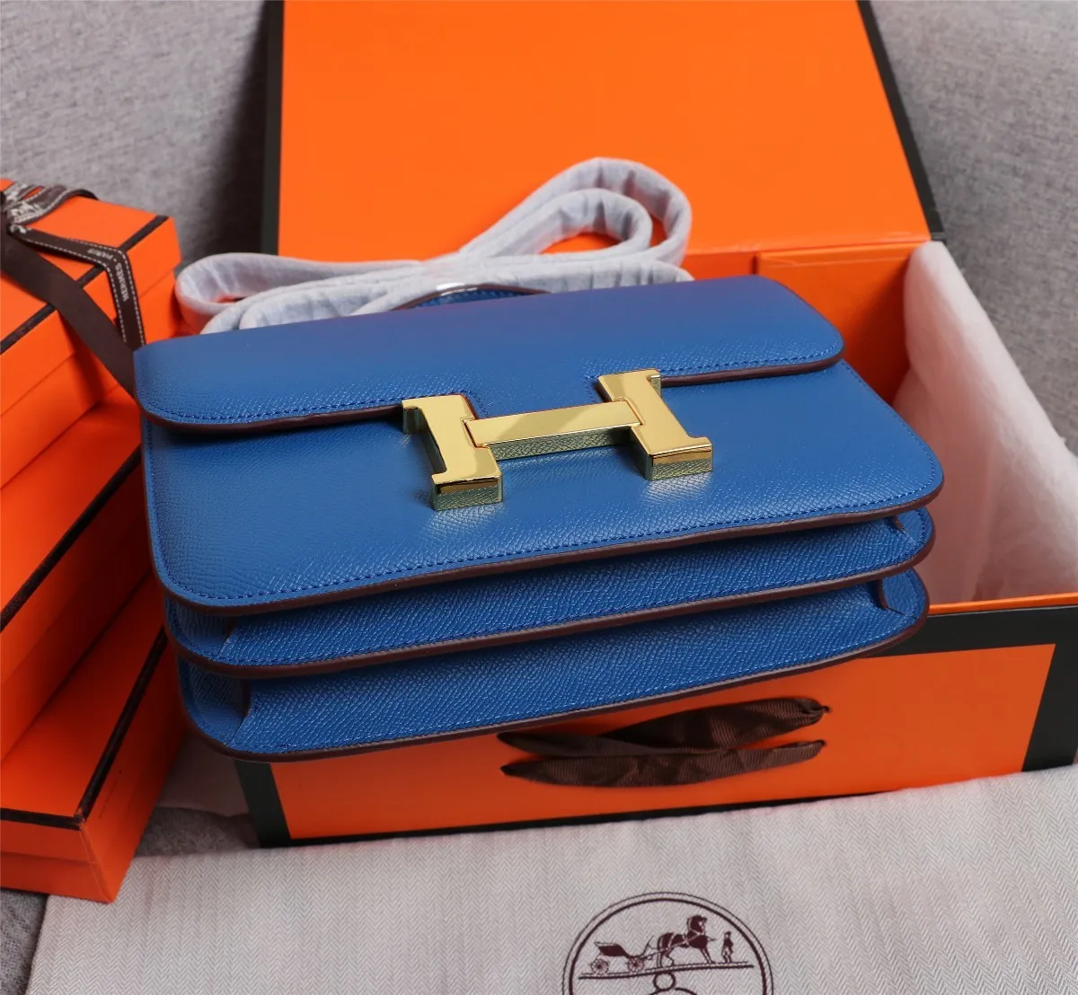 All categories Official website "Brand Women's Bags" Women's bags 💙 Hermes Hermès Made in France Large size 58002800 Small size 58002600 constance stewardess bag ☣️Genuine epsom leather pure steel silver-plated buckle Genuine leather source super good feel Accessories stainless steel laser logo perfect flip arc and three-dimensionality