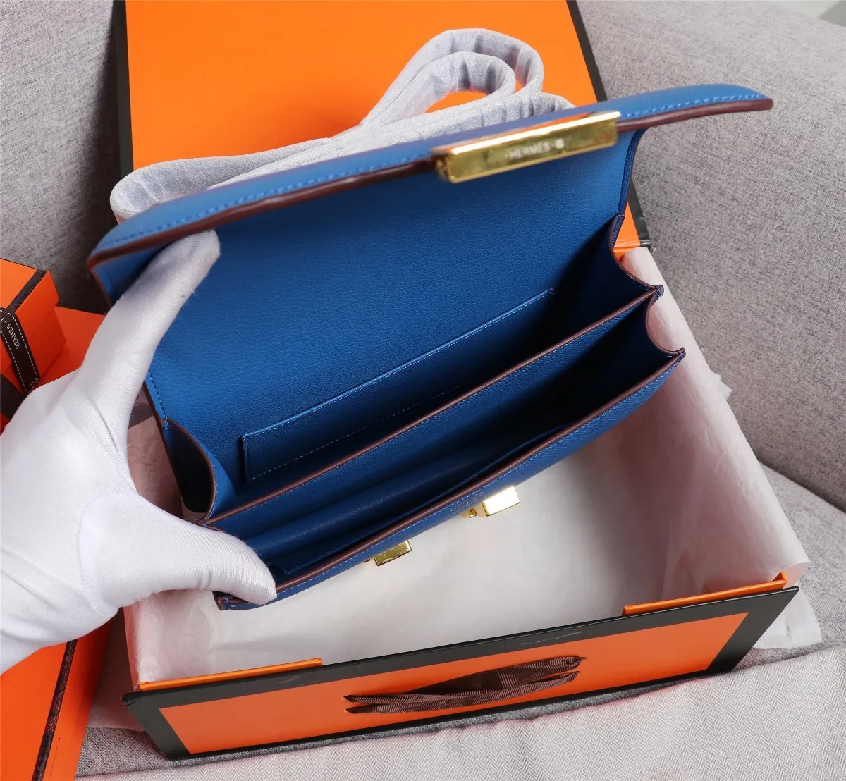 All categories Official website "Brand Women's Bags" Women's bags 💙 Hermes Hermès Made in France Large size 58002800 Small size 58002600 constance stewardess bag ☣️Genuine epsom leather pure steel silver-plated buckle Genuine leather source super good feel Accessories stainless steel laser logo perfect flip arc and three-dimensionality