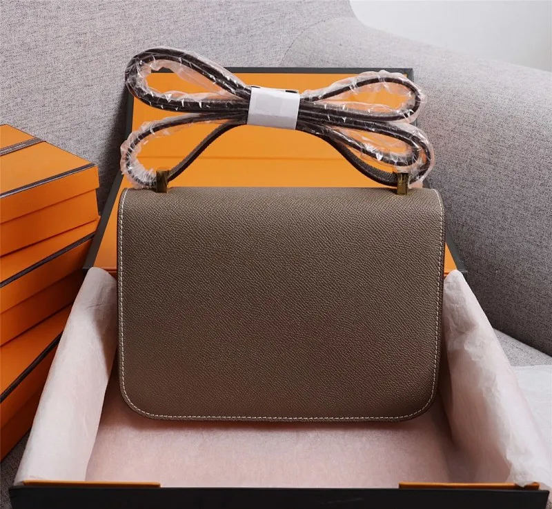 All categories Official website "Brand Women's Bags" Women's Bags 💙 Hermes 2022 Official New Hermès Women's Crossbody Bag Wholesale Genuine Epsom leather Pure steel silver-plated buckle Large size 58002500 Small size 58002300 High quality Size: Large size 22-6-17CM Small size 19-5-14.5CM