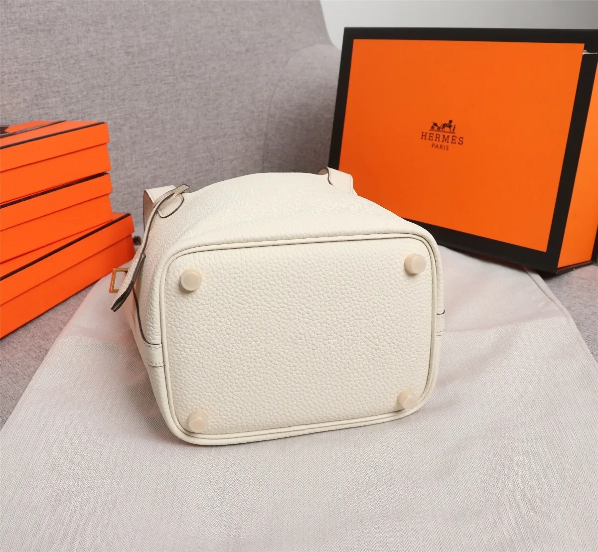 All Categories Official Website "Brand Women's Bags" Women's Bags 💙 Hermes Small Size 58002400 Large Size 58002600 We are all repeat customers. If you can only bring one bag when traveling, it must be the Hermès vegetable basket picotin... Reason: ️The bag shape is casual and elegant, and it can be easily matched with many clothes worn when traveling.