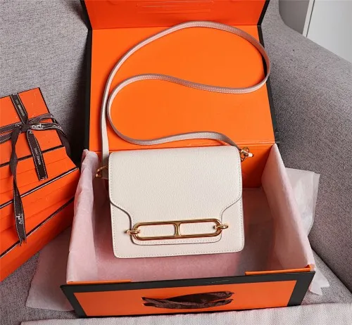 All Categories Official Website "Brand Women's Bags" Women's Bags 💙 Hermes Small Size 58002800 Large Size 58003000 Hermes Yang Mi's same style pig nose is now available for sale. It is so beautiful in person that it refuses huge profits. The lines are clear. The leather is comfortable original leather, with a fashionable pig nose-shaped buckle. The stitching is neat and fine, and the oil edge can only appear after repeated repetitions.