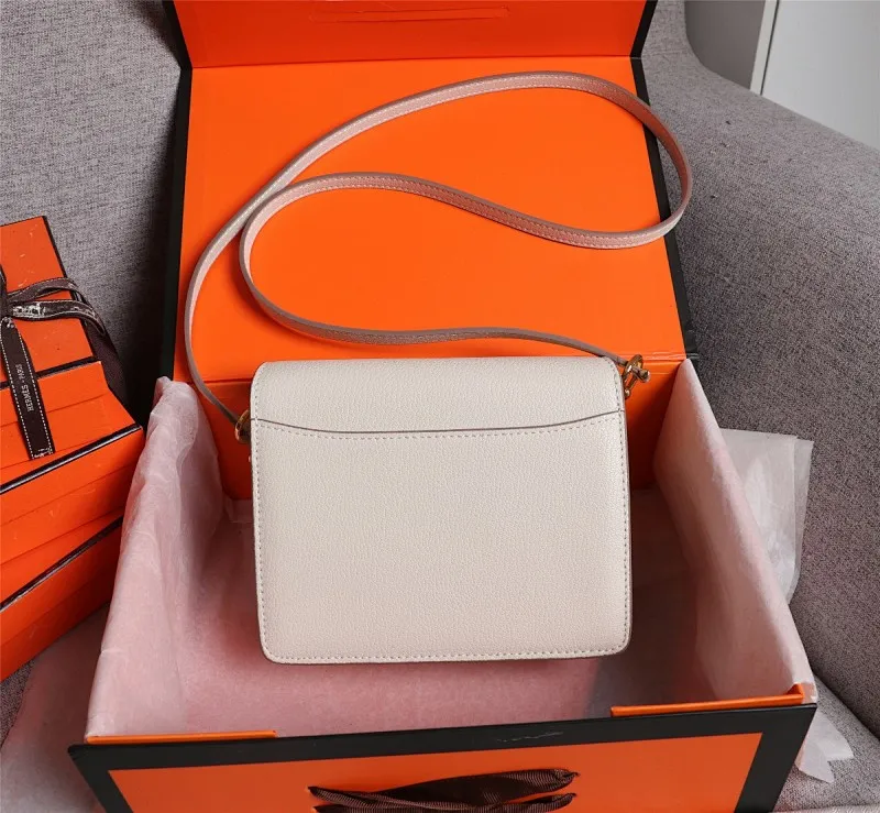 All Categories Official Website "Brand Women's Bags" Women's Bags 💙 Hermes Small Size 58002800 Large Size 58003000 Hermes Yang Mi's same style pig nose is now available for sale. It is so beautiful in person that it refuses huge profits. The lines are clear. The leather is comfortable original leather, with a fashionable pig nose-shaped buckle. The stitching is neat and fine, and the oil edge can only appear after repeated repetitions.