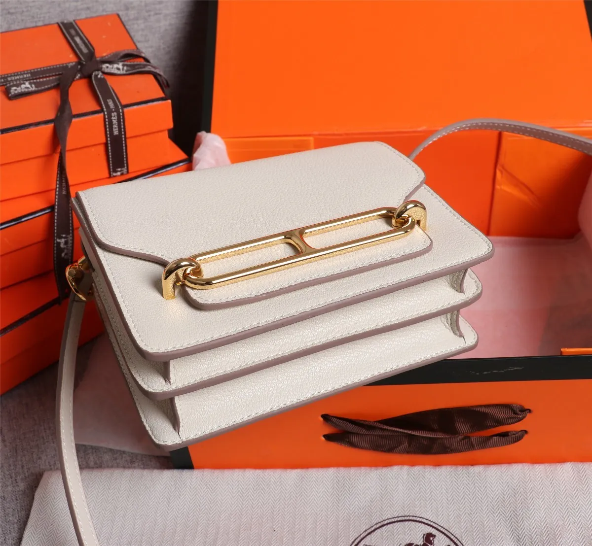 All Categories Official Website "Brand Women's Bags" Women's Bags 💙 Hermes Small Size 58002800 Large Size 58003000 Hermes Yang Mi's same style pig nose is now available for sale. It is so beautiful in person that it refuses huge profits. The lines are clear. The leather is comfortable original leather, with a fashionable pig nose-shaped buckle. The stitching is neat and fine, and the oil edge can only appear after repeated repetitions.