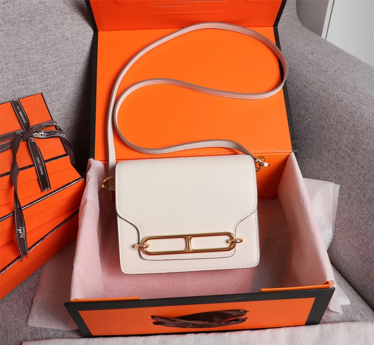 All Categories Official Website "Brand Women's Bags" Women's Bags 💙 Hermes Small Size 58002800 Large Size 58003000 Hermes Yang Mi's same style pig nose is now available for sale. It is so beautiful in person that it refuses huge profits. The lines are clear. The leather is comfortable original leather, with a fashionable pig nose-shaped buckle. The stitching is neat and fine, and the oil edge can only appear after repeated repetitions.
