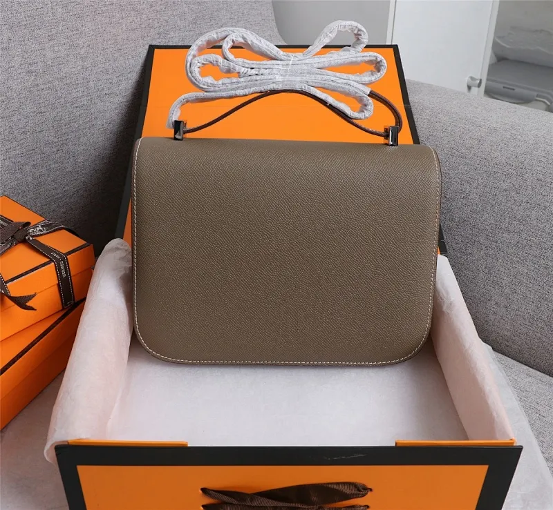 All categories Official website "Brand Women's Bags" Women's Bags 💙 Hermes 2022 Official New Hermès Women's Crossbody Bag Wholesale Genuine Epsom leather Pure steel silver-plated buckle Large size 58002500 Small size 58002300 High quality Size: Large size 22-6-17CM Small size 19-5-14.5CM