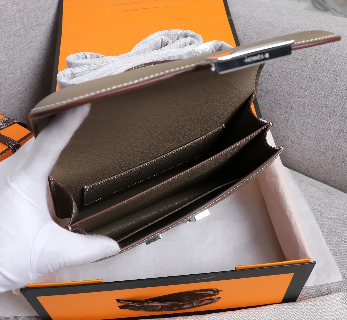 All categories Official website "Brand Women's Bags" Women's Bags 💙 Hermes 2022 Official New Hermès Women's Crossbody Bag Wholesale Genuine Epsom leather Pure steel silver-plated buckle Large size 58002500 Small size 58002300 High quality Size: Large size 22-6-17CM Small size 19-5-14.5CM