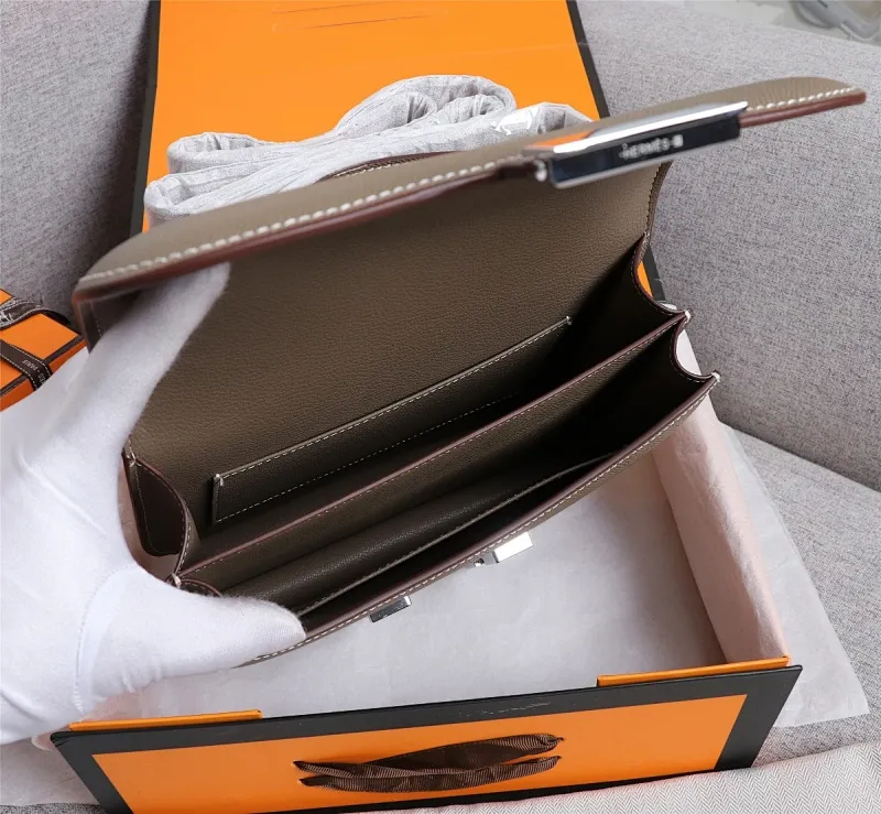 All categories Official website "Brand Women's Bags" Women's Bags 💙 Hermes 2022 Official New Hermès Women's Crossbody Bag Wholesale Genuine Epsom leather Pure steel silver-plated buckle Large size 58002500 Small size 58002300 High quality Size: Large size 22-6-17CM Small size 19-5-14.5CM