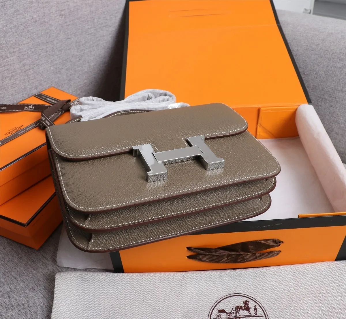 All categories Official website "Brand Women's Bags" Women's Bags 💙 Hermes 2022 Official New Hermès Women's Crossbody Bag Wholesale Genuine Epsom leather Pure steel silver-plated buckle Large size 58002500 Small size 58002300 High quality Size: Large size 22-6-17CM Small size 19-5-14.5CM