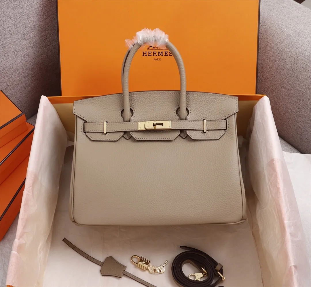 All Categories Official Website "Brand Women's Bags" Women's Bags 💙 Hermes (exclusive factory code, goat pattern inside) Hermès Hermès platinum first layer with lychee pattern, not common in the market, inside zipper puller, copper lock with logo, 25cm 58002800 30cm 58003000 35cm 58003200 五