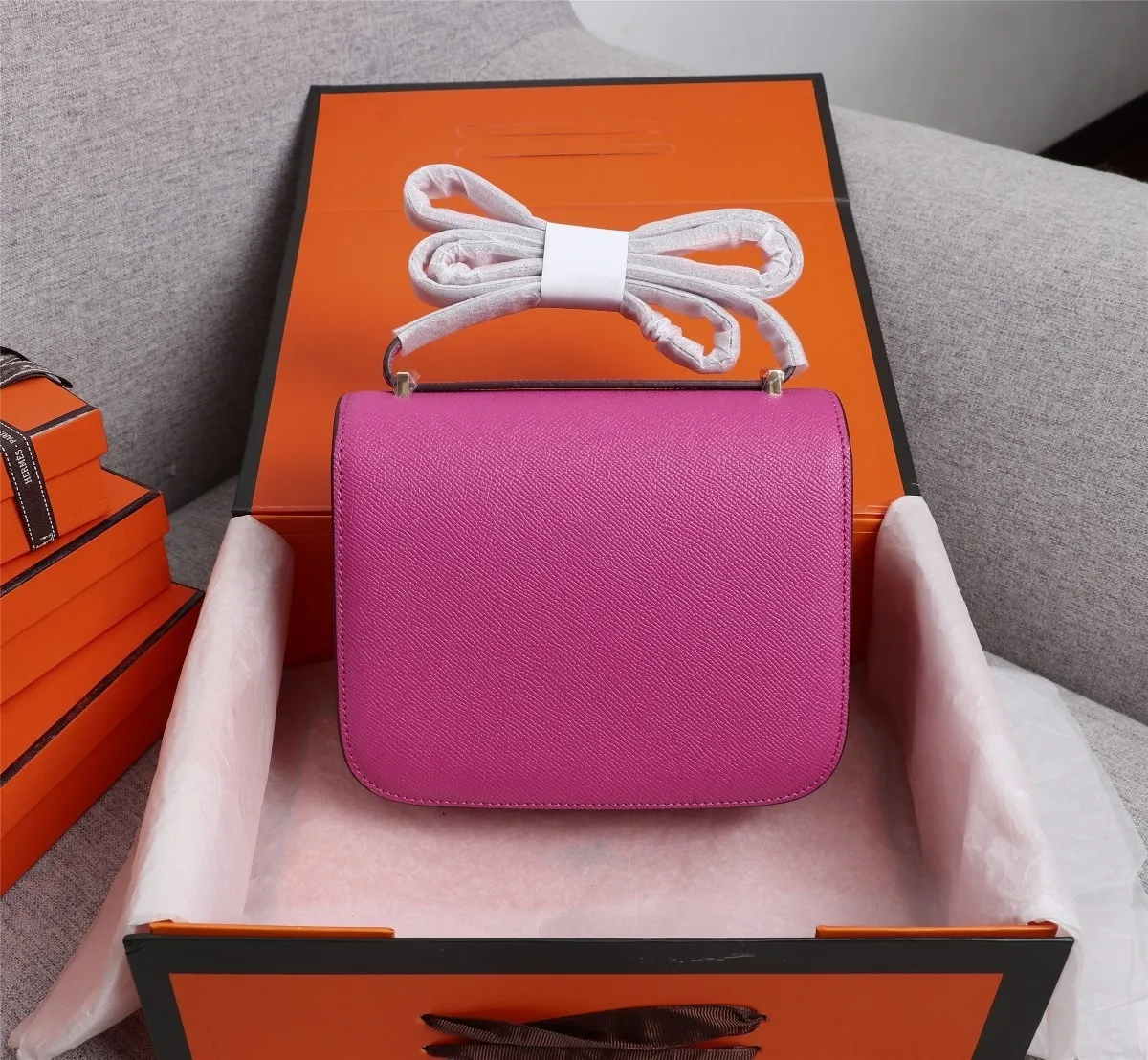 All categories Official website "Brand Women's Bags" Women's Bags 💙 Hermes 2022 Official New Hermès Women's Crossbody Bag Wholesale Genuine Epsom leather Pure steel silver-plated buckle Large size 58002500 Small size 58002300 High quality Size: Large size 22-6-17CM Small size 19-5-14.5CM