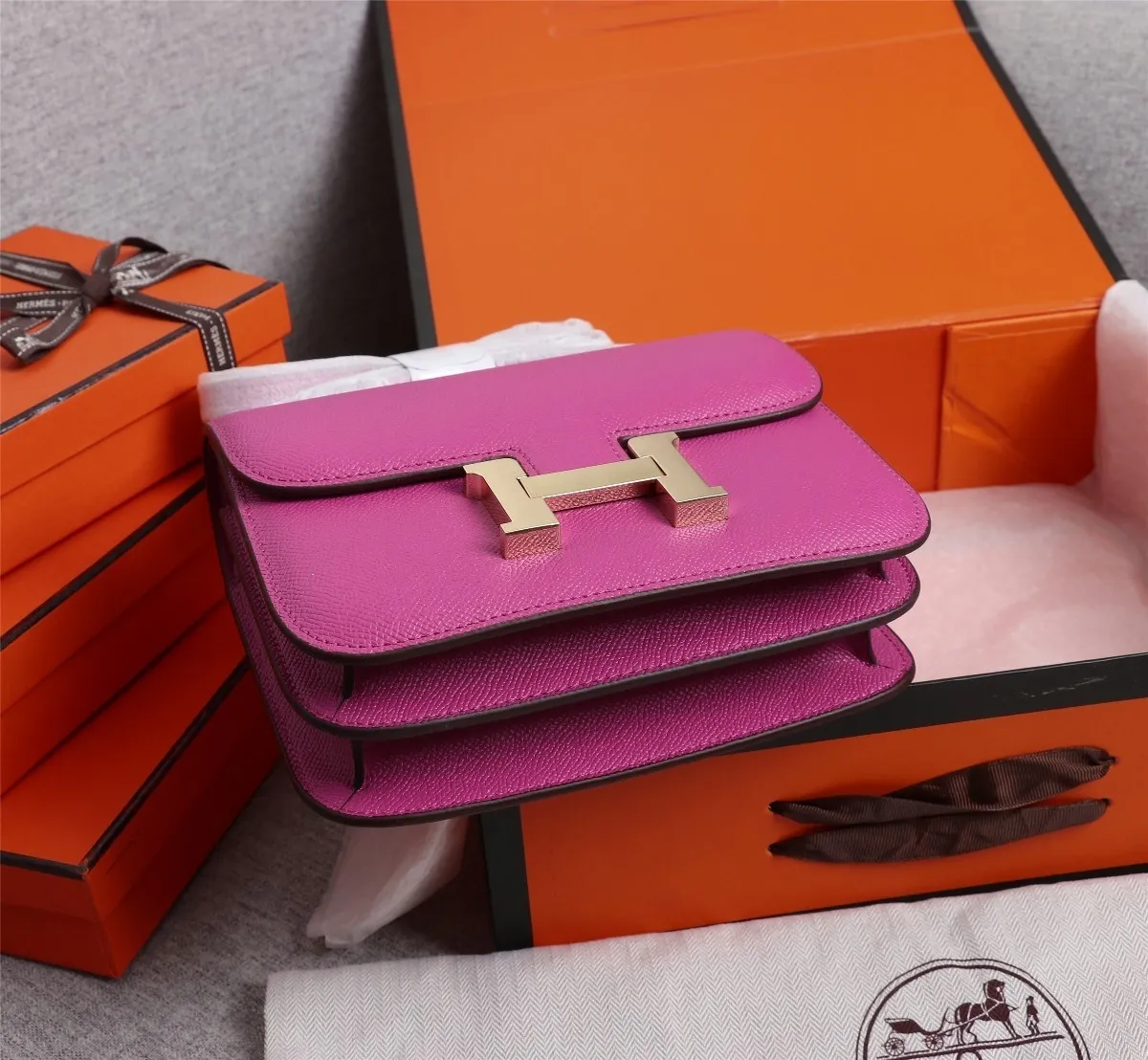 All categories Official website "Brand Women's Bags" Women's Bags 💙 Hermes 2022 Official New Hermès Women's Crossbody Bag Wholesale Genuine Epsom leather Pure steel silver-plated buckle Large size 58002500 Small size 58002300 High quality Size: Large size 22-6-17CM Small size 19-5-14.5CM