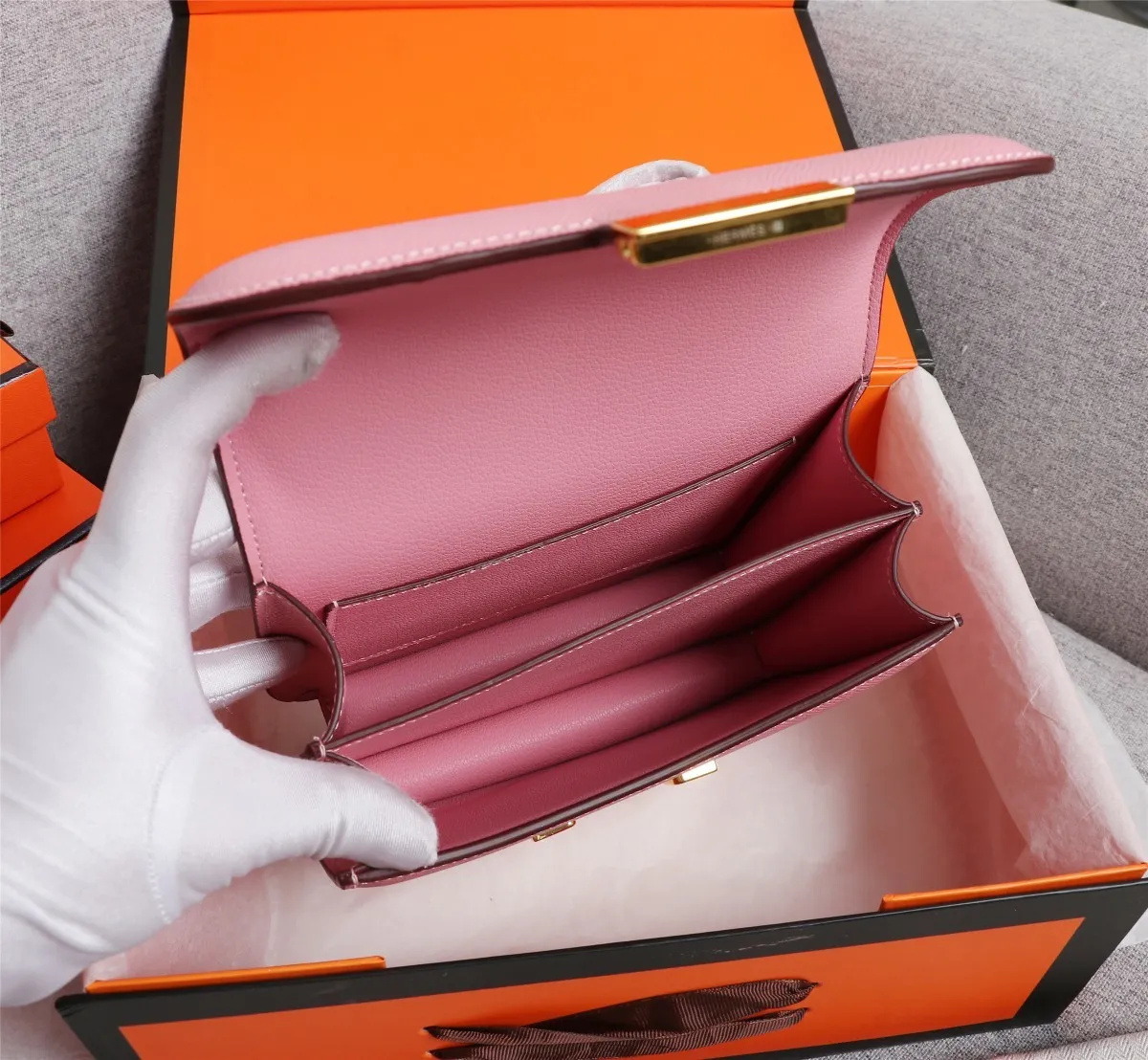 All categories Official website "Brand Women's Bags" Women's Bags 💙 Hermes 2022 Official New Hermès Women's Crossbody Bag Wholesale Genuine Epsom leather Pure steel silver-plated buckle Large size 58002500 Small size 58002300 High quality Size: Large size 22-6-17CM Small size 19-5-14.5CM