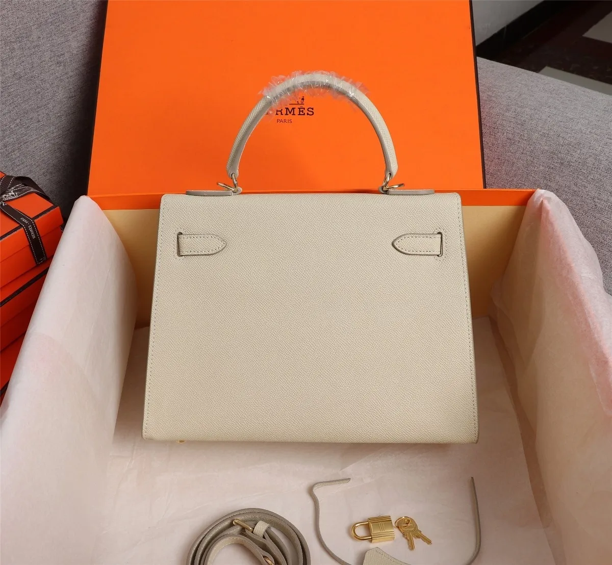 All Categories Official Website "Brand Women's Bags" Women's Bags 💙 Hermes 2022 official new Hermes women's hand-carrying cross-body dual-use bag wholesale cowhide palm print customization Large size 58002500 Medium size 58002300 Small size 58002300 High quality Size: Large size 28-22-10CM Medium size 25-17