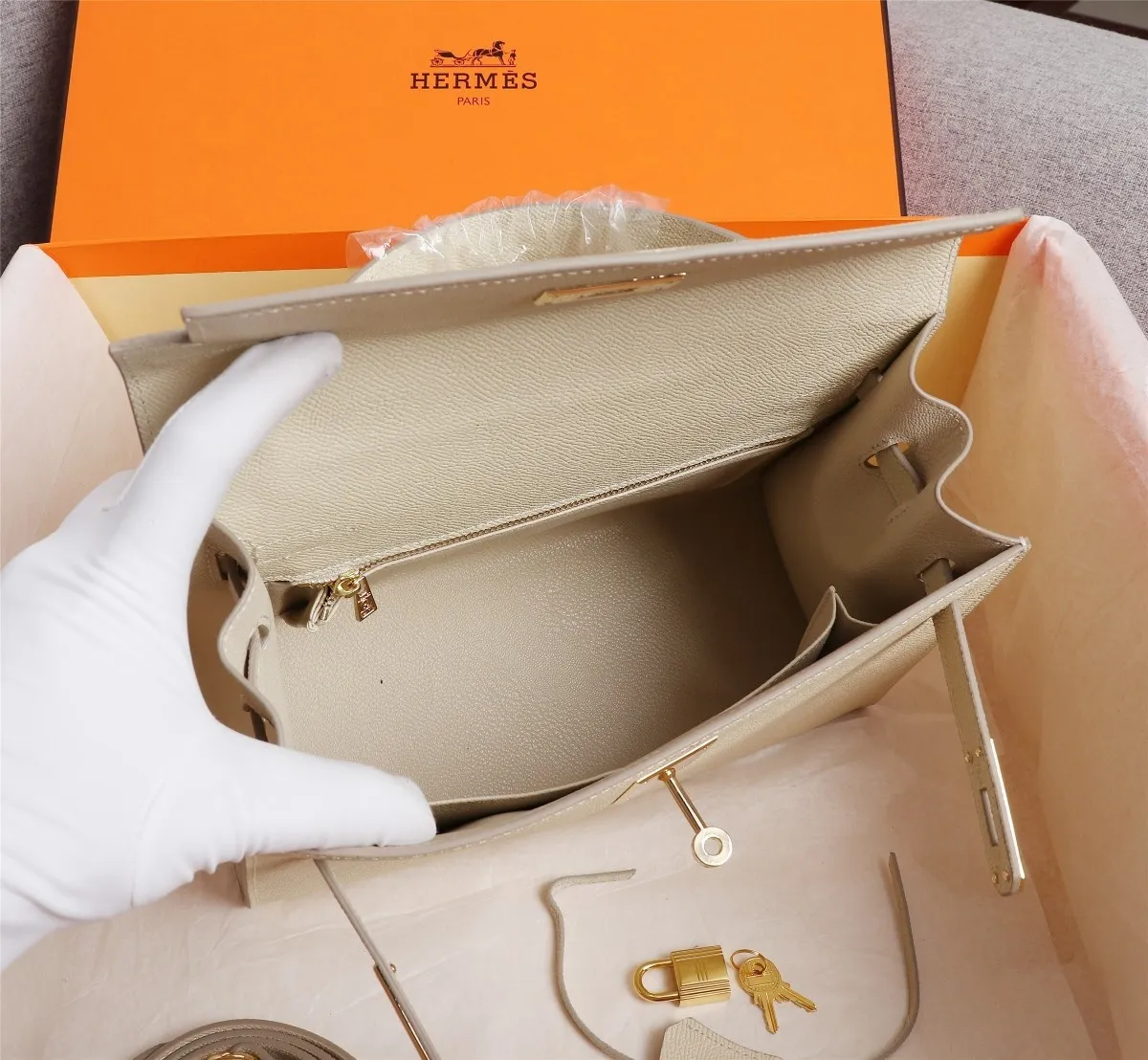 All Categories Official Website "Brand Women's Bags" Women's Bags 💙 Hermes 2022 official new Hermes women's hand-carrying cross-body dual-use bag wholesale cowhide palm print customization Large size 58002500 Medium size 58002300 Small size 58002300 High quality Size: Large size 28-22-10CM Medium size 25-17