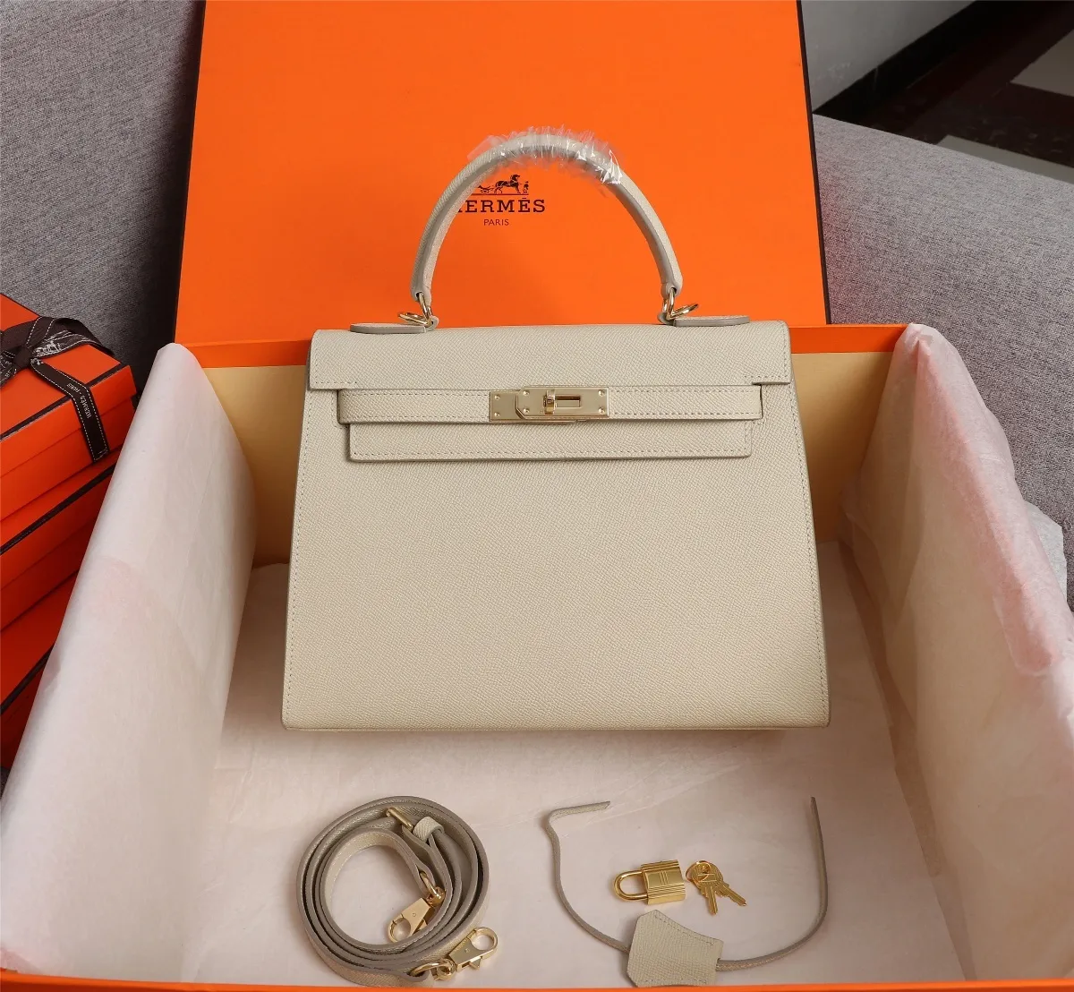 All Categories Official Website "Brand Women's Bags" Women's Bags 💙 Hermes 2022 official new Hermes women's hand-carrying cross-body dual-use bag wholesale cowhide palm print customization Large size 58002500 Medium size 58002300 Small size 58002300 High quality Size: Large size 28-22-10CM Medium size 25-17