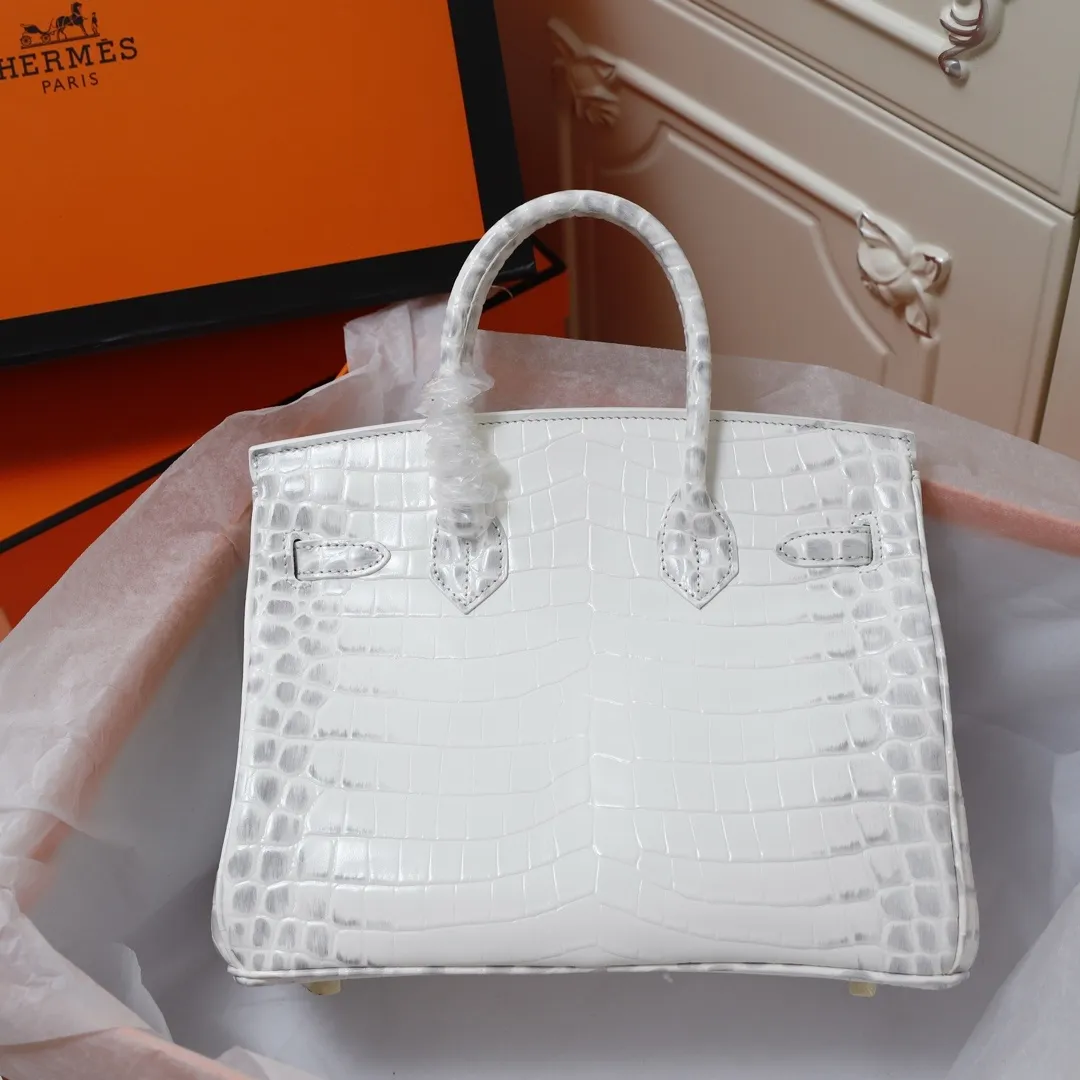 All Categories Official Website "Brand Women's Bags" Women's Bags 💙 Hermes (original order, new background) Hermes H Birkin glossy crocodile CK67 Vert Fonce 30cm 58004500 35cm 58004700 The most beautiful and classic high-gloss crocodile pattern among the favorites! Unique texture, pure steel