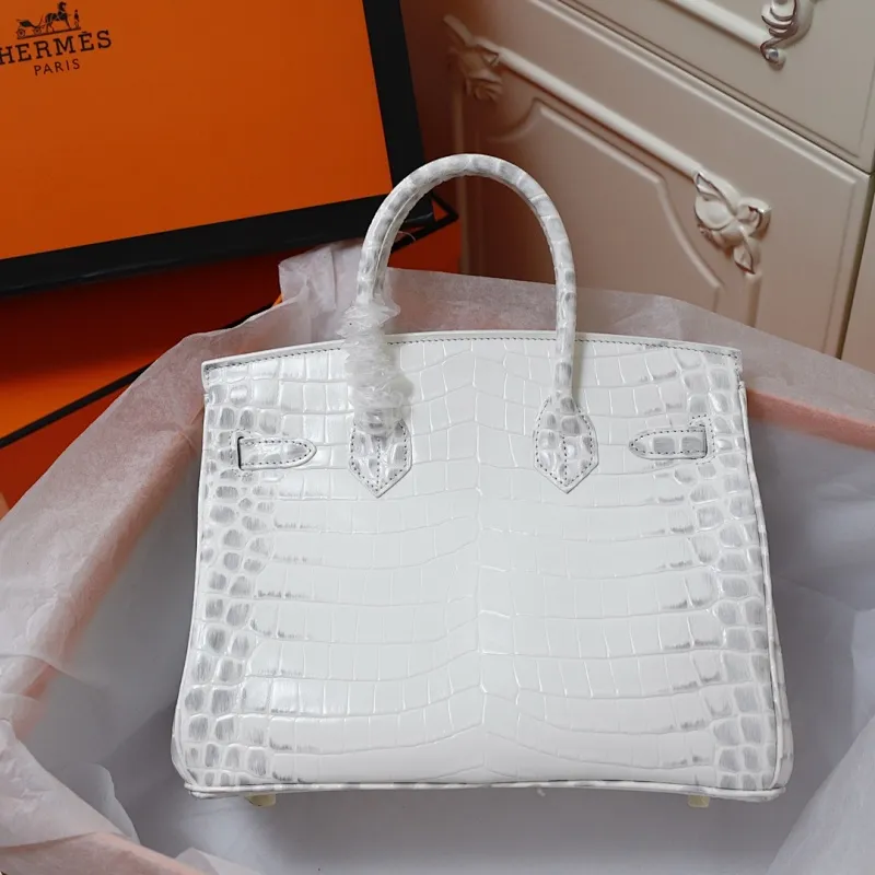 All Categories Official Website "Brand Women's Bags" Women's Bags 💙 Hermes (original order, new background) Hermes H Birkin glossy crocodile CK67 Vert Fonce 30cm 58004500 35cm 58004700 The most beautiful and classic high-gloss crocodile pattern among the favorites! Unique texture, pure steel