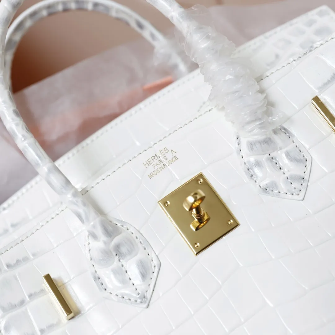 All Categories Official Website "Brand Women's Bags" Women's Bags 💙 Hermes (original order, new background) Hermes H Birkin glossy crocodile CK67 Vert Fonce 30cm 58004500 35cm 58004700 The most beautiful and classic high-gloss crocodile pattern among the favorites! Unique texture, pure steel