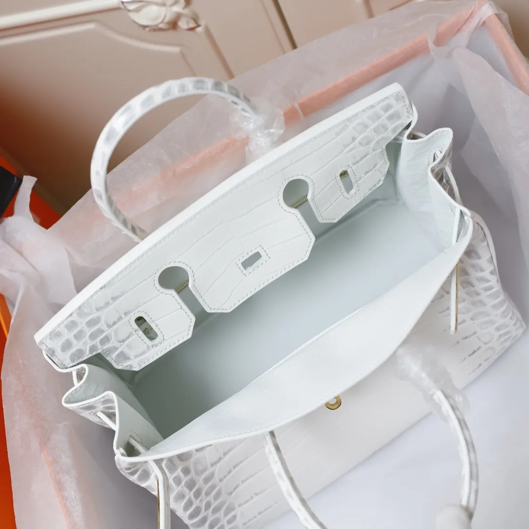 All Categories Official Website "Brand Women's Bags" Women's Bags 💙 Hermes (original order, new background) Hermes H Birkin glossy crocodile CK67 Vert Fonce 30cm 58004500 35cm 58004700 The most beautiful and classic high-gloss crocodile pattern among the favorites! Unique texture, pure steel