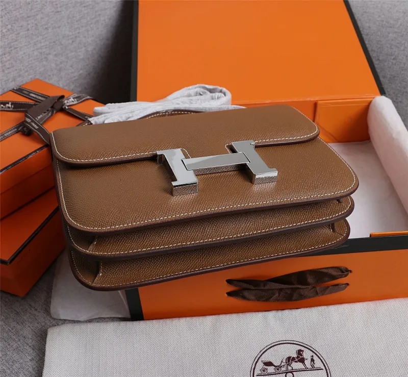 All categories Official website "Brand Women's Bags" Women's Bags 💙 Hermes 2022 Official New Hermès Women's Crossbody Bag Wholesale Genuine Epsom leather Pure steel silver-plated buckle Large size 58002500 Small size 58002300 High quality Size: Large size 22-6-17CM Small size 19-5-14.5CM
