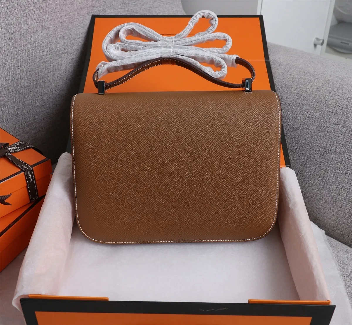 All categories Official website "Brand Women's Bags" Women's Bags 💙 Hermes 2022 Official New Hermès Women's Crossbody Bag Wholesale Genuine Epsom leather Pure steel silver-plated buckle Large size 58002500 Small size 58002300 High quality Size: Large size 22-6-17CM Small size 19-5-14.5CM