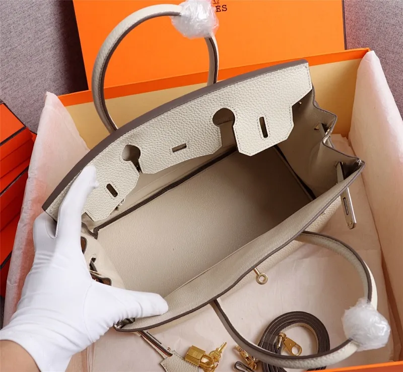 All categories Official website "Brand Women's Bags" Women's Bags 💙 Hermes 2022 Official New Hermès Platinum First Layer Lychee Pattern Handbag Original Calfskin Outside and Sheepskin Goat Pattern Wholesale Small Size 58002800 Medium Size 58003000 Large Size 58003200 High Quality Size: Small 25CM Medium 30C