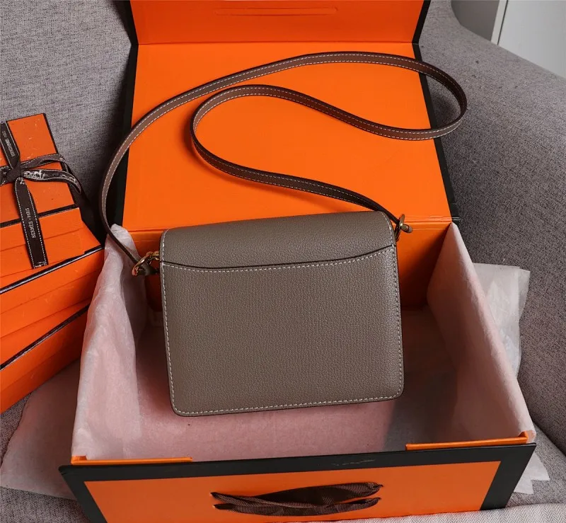 All Categories Official Website "Brand Women's Bags" Women's Bags 💙 Hermes Small Size 58002800 Large Size 58003000 Hermes Yang Mi's same style pig nose is now available for sale. It is so beautiful in person that it refuses huge profits. The lines are clear. The leather is comfortable original leather, with a fashionable pig nose-shaped buckle. The stitching is neat and fine, and the oil edge can only appear after repeated repetitions.