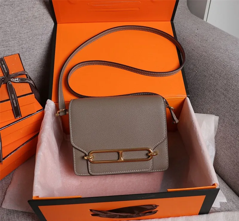 All Categories Official Website "Brand Women's Bags" Women's Bags 💙 Hermes Small Size 58002800 Large Size 58003000 Hermes Yang Mi's same style pig nose is now available for sale. It is so beautiful in person that it refuses huge profits. The lines are clear. The leather is comfortable original leather, with a fashionable pig nose-shaped buckle. The stitching is neat and fine, and the oil edge can only appear after repeated repetitions.