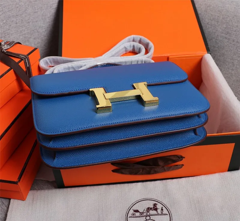 All categories Official website "Brand Women's Bags" Women's Bags 💙 Hermes 2022 Official New Hermès Women's Crossbody Bag Wholesale Genuine Epsom leather Pure steel silver-plated buckle Large size 58002500 Small size 58002300 High quality Size: Large size 22-6-17CM Small size 19-5-14.5CM