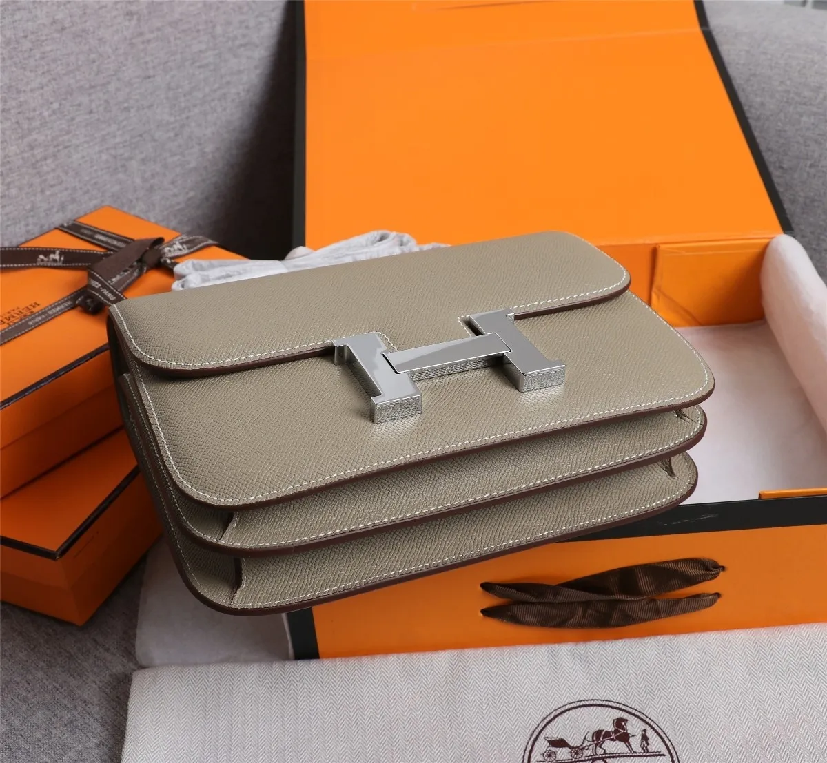 All categories Official website "Brand Women's Bags" Women's Bags 💙 Hermes 2022 Official New Hermès Women's Crossbody Bag Wholesale Genuine Epsom leather Pure steel silver-plated buckle Large size 58002500 Small size 58002300 High quality Size: Large size 22-6-17CM Small size 19-5-14.5CM