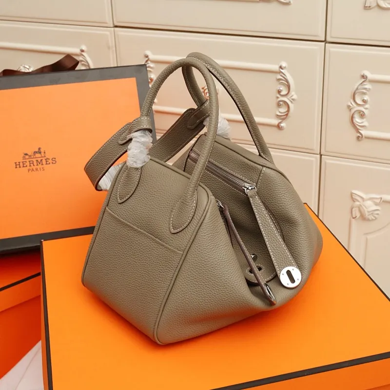 All categories Official website "Brand Women's Bags" Women's Bags 💙 Hermes 2022 official new Hermès lindy bag wholesale small size 58004000 large size 58004200 high quality size: small size 26CM large size 30CM