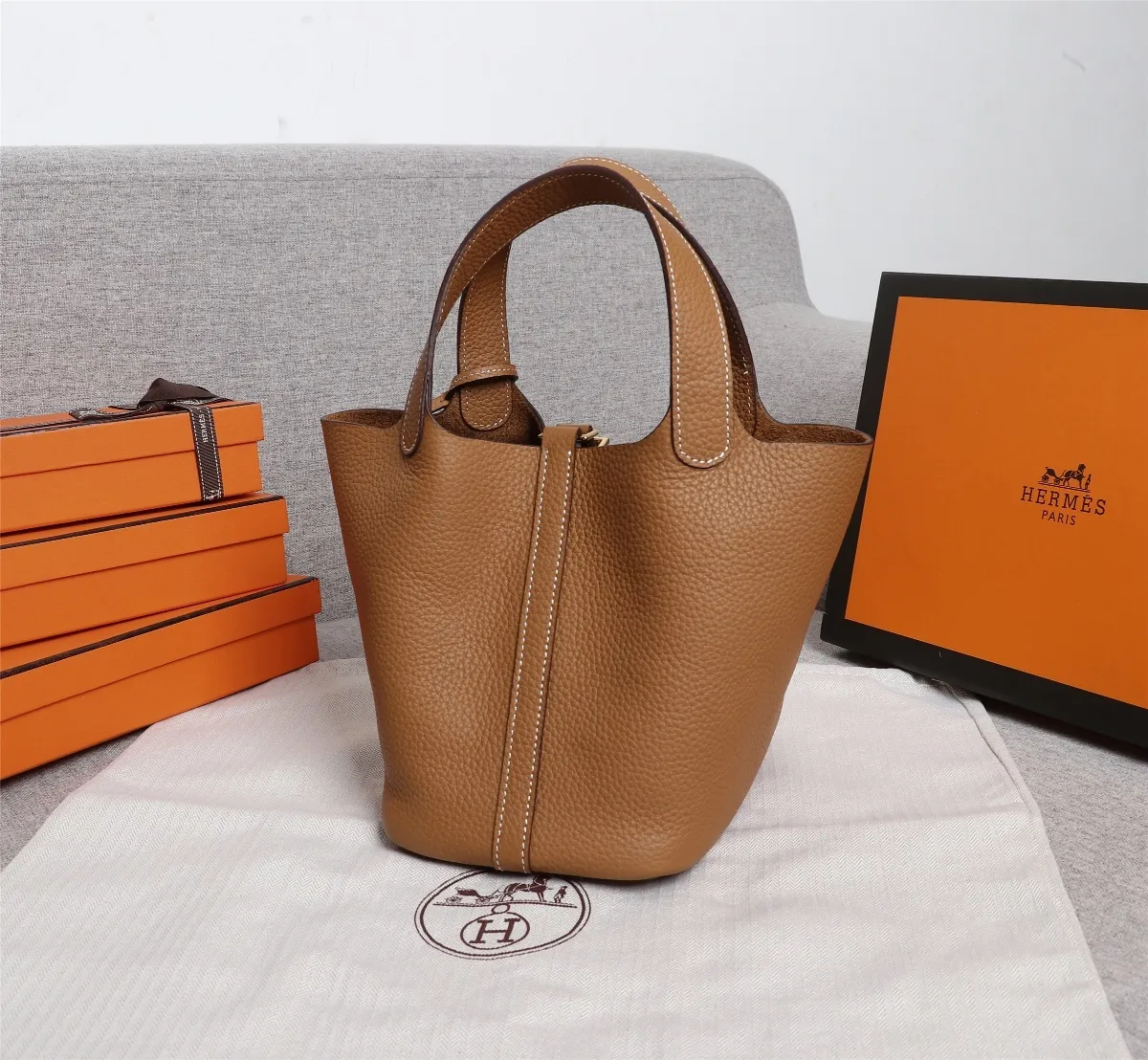 All Categories Official Website "Brand Women's Bags" Women's Bags 💙 Hermes Small Size 58002400 Large Size 58002600 We are all repeat customers. If you can only bring one bag when traveling, it must be the Hermès vegetable basket picotin... Reason: ️The bag shape is casual and elegant, and it can be easily matched with many clothes worn when traveling.