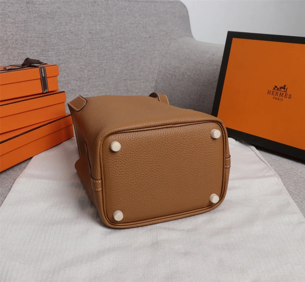 All Categories Official Website "Brand Women's Bags" Women's Bags 💙 Hermes Small Size 58002400 Large Size 58002600 We are all repeat customers. If you can only bring one bag when traveling, it must be the Hermès vegetable basket picotin... Reason: ️The bag shape is casual and elegant, and it can be easily matched with many clothes worn when traveling.