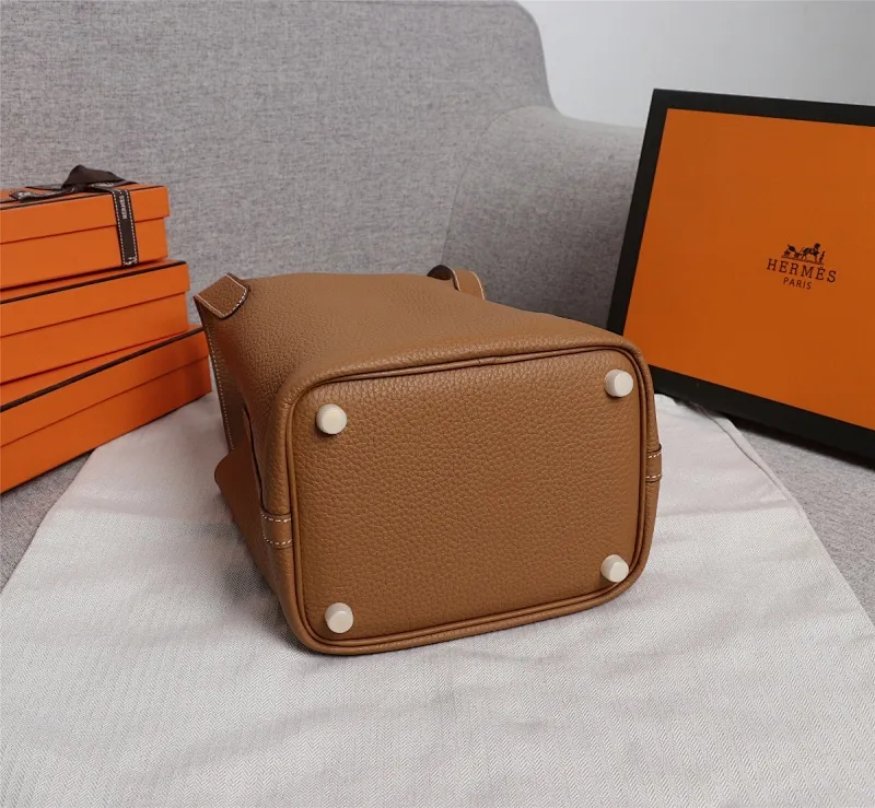 All Categories Official Website "Brand Women's Bags" Women's Bags 💙 Hermes Small Size 58002400 Large Size 58002600 We are all repeat customers. If you can only bring one bag when traveling, it must be the Hermès vegetable basket picotin... Reason: ️The bag shape is casual and elegant, and it can be easily matched with many clothes worn when traveling.