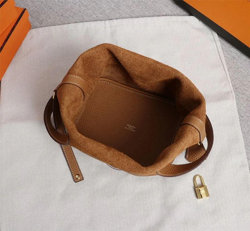 All Categories Official Website "Brand Women's Bags" Women's Bags 💙 Hermes Small Size 58002400 Large Size 58002600 We are all repeat customers. If you can only bring one bag when traveling, it must be the Hermès vegetable basket picotin... Reason: ️The bag shape is casual and elegant, and it can be easily matched with many clothes worn when traveling.