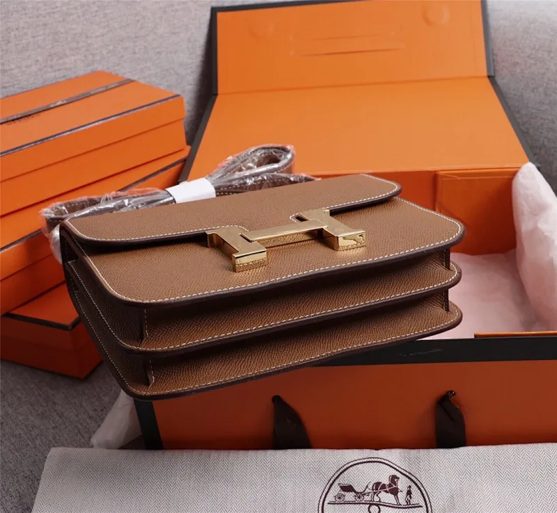 All categories Official website "Brand Women's Bags" Women's Bags 💙 Hermes 2022 Official New Hermès Women's Crossbody Bag Wholesale Genuine Epsom leather Pure steel silver-plated buckle Large size 58002500 Small size 58002300 High quality Size: Large size 22-6-17CM Small size 19-5-14.5CM