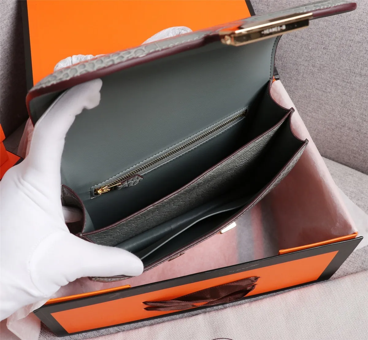 All Categories Official Website "Brand Women's Bags" Women's Bags 💙 Hermes Hermès Made in France - Constance stewardess bag ☣️Crocodile pattern pure steel plated hardware buckle Genuine leather source super good feel Accessories stainless steel laser logo perfect flip arc and three-dimensional sense High-end pure handmade customization 🔮Quality recommendation ‼ ️Size: 23-6-17