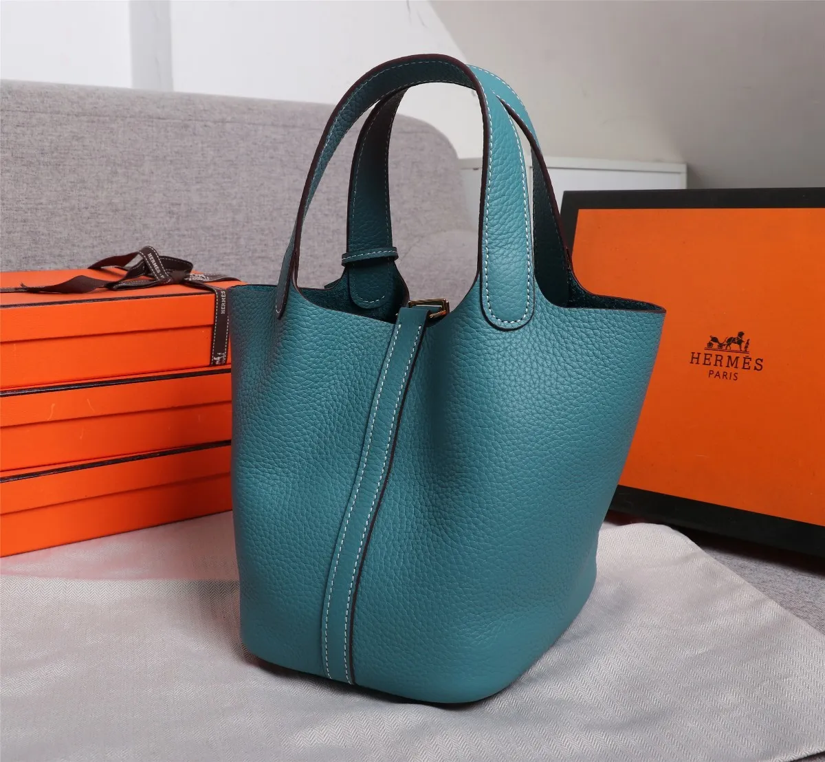 All Categories Official Website "Brand Women's Bags" Women's Bags 💙 Hermes Small Size 58002400 Large Size 58002600 We are all repeat customers. If you can only bring one bag when traveling, it must be the Hermès vegetable basket picotin... Reason: ️The bag shape is casual and elegant, and it can be easily matched with many clothes worn when traveling.