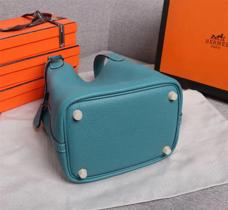 All Categories Official Website "Brand Women's Bags" Women's Bags 💙 Hermes Small Size 58002400 Large Size 58002600 We are all repeat customers. If you can only bring one bag when traveling, it must be the Hermès vegetable basket picotin... Reason: ️The bag shape is casual and elegant, and it can be easily matched with many clothes worn when traveling.